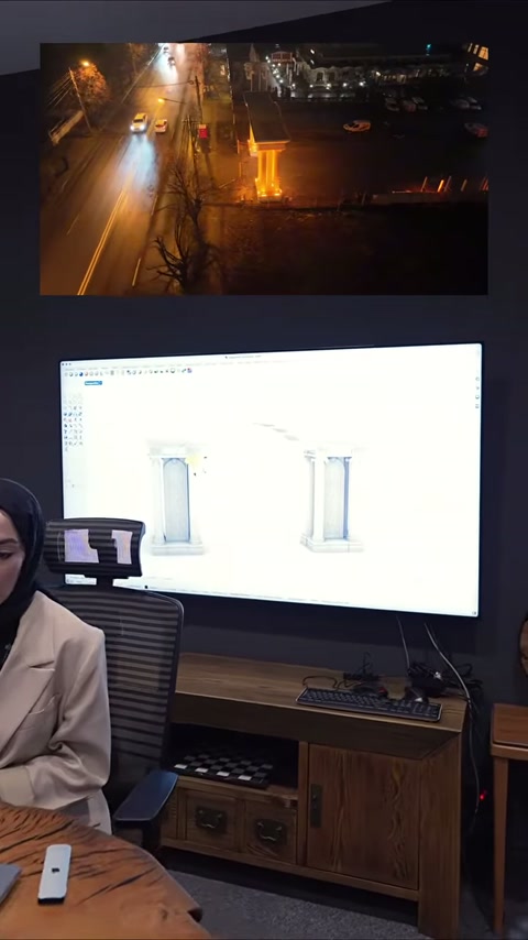 Il monitor mostra due colonne decorative con capitelli e dettagli di base.
