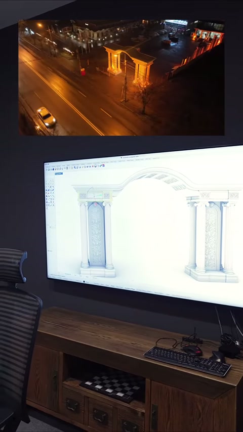 Ai lati della porta ad arco si vedono colonne con capitelli diversi.