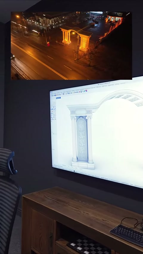 La cornice decorativa della porta sul monitor è completata con colonne simmetriche.
