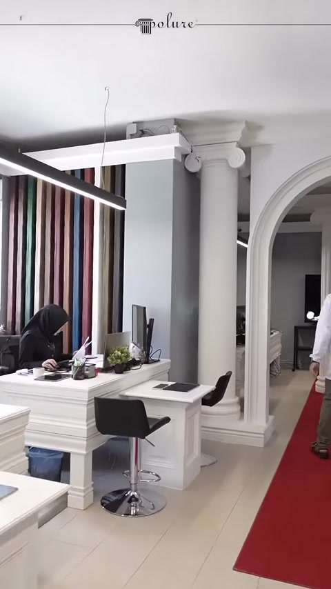 Colonne scanalate e capitelli decorativi che circondano un passaggio ad arco