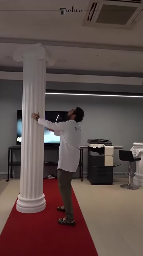 Un applicatore controlla manualmente la superficie di una colonna decorativa scanalata