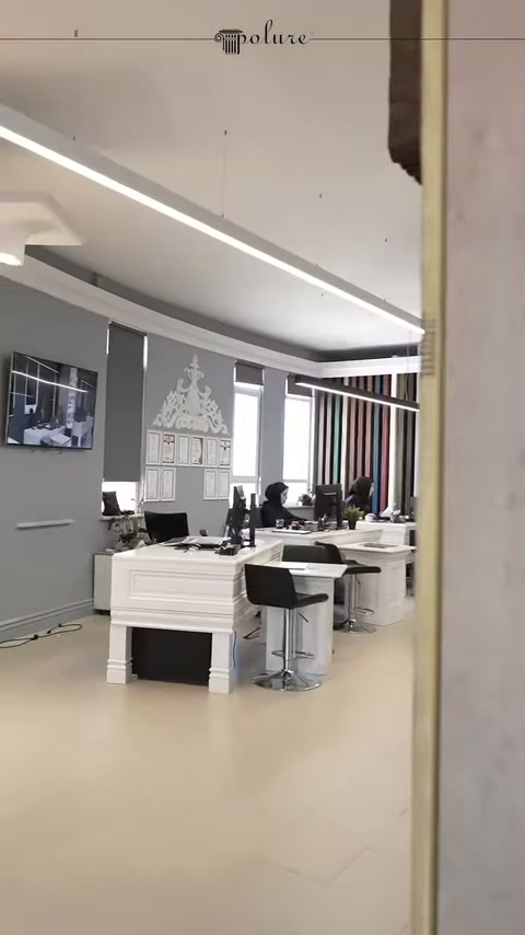 Vista generale della showroom di decorazioni con tavoli di lavoro bianchi