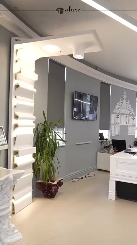 Sezione ufficio moderno circondata da profili a soffitto bianchi