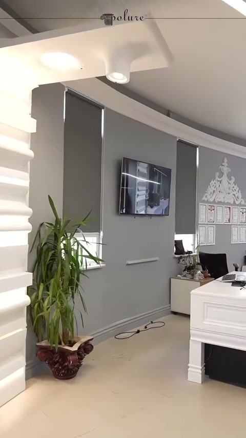 Consolle decorative a soffitto e area di lavoro con pareti grigie