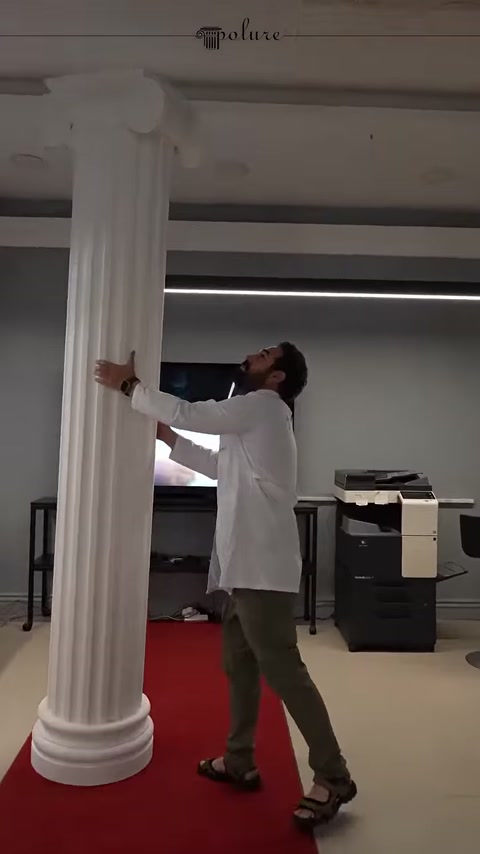 Applicatore verifica il collegamento del corpo della colonna scanalata in showroom
