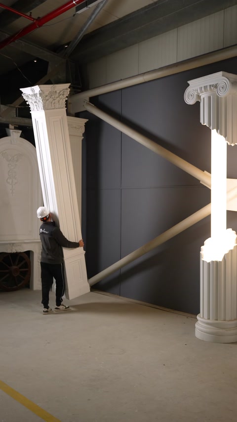 Büyük pilaster gövdesi hafifliği gösterilmek üzere elde taşınıyor