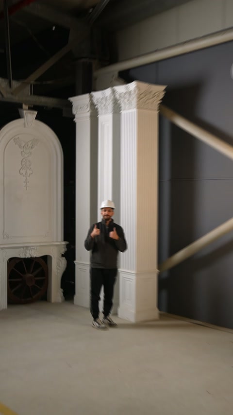 Sunucu farklı başlıklara sahip pilasterlerin önünde ürünleri anlatıyor