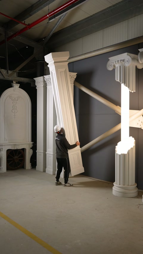 Korint başlıklı uzun pilaster atölyedeki modellerin önünde açılı tutuluyor
