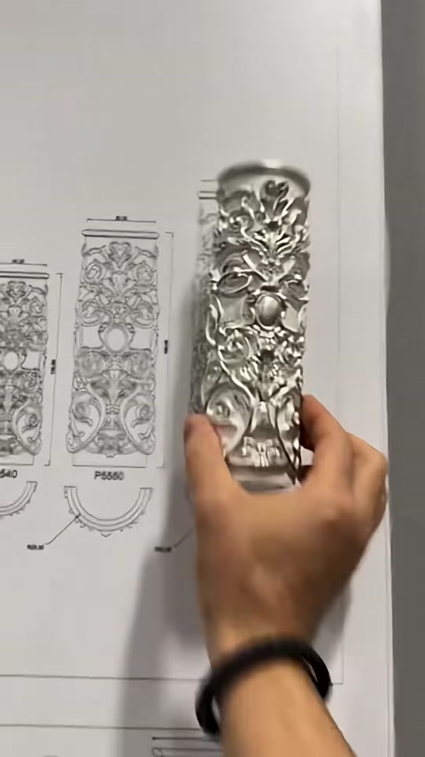 Vengono esaminati i dettagli in rilievo di un campione di pannello decorativo con motivi botanici