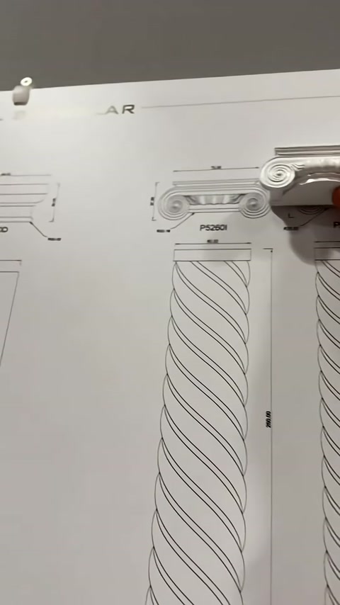 Un campione di capitello con decorazione a volute viene mostrato su un disegno quotato