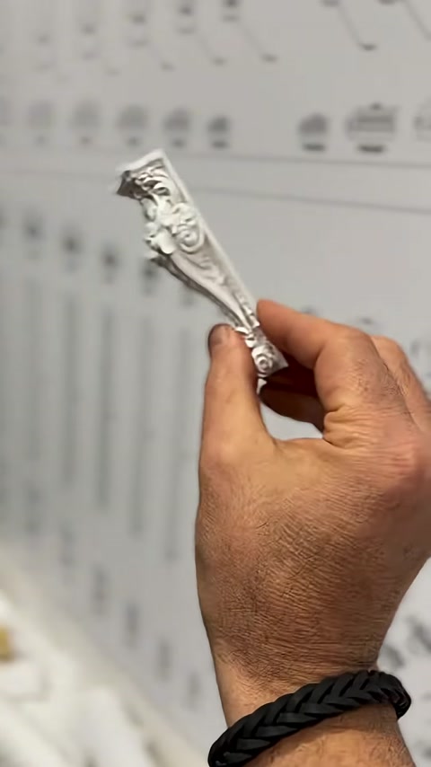 Un campione di modanatura decorativa stretta in rilievo viene abbinato ai modelli del catalogo