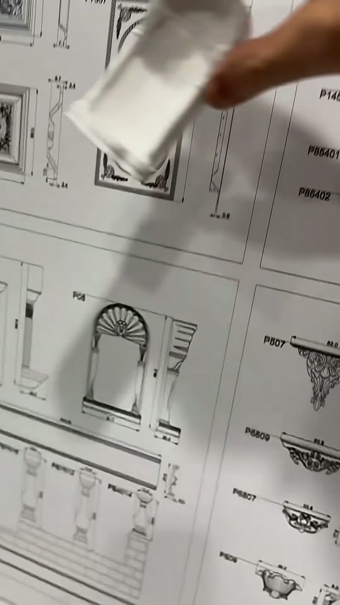 L'esempio di rivestimento in cornice bianca viene avvicinato al modello schematico nel catalogo