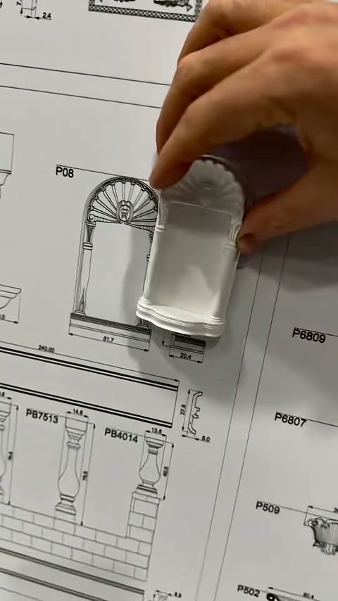 Il piccolo pezzo decorativo scanalato è posizionato sul disegno della cornice