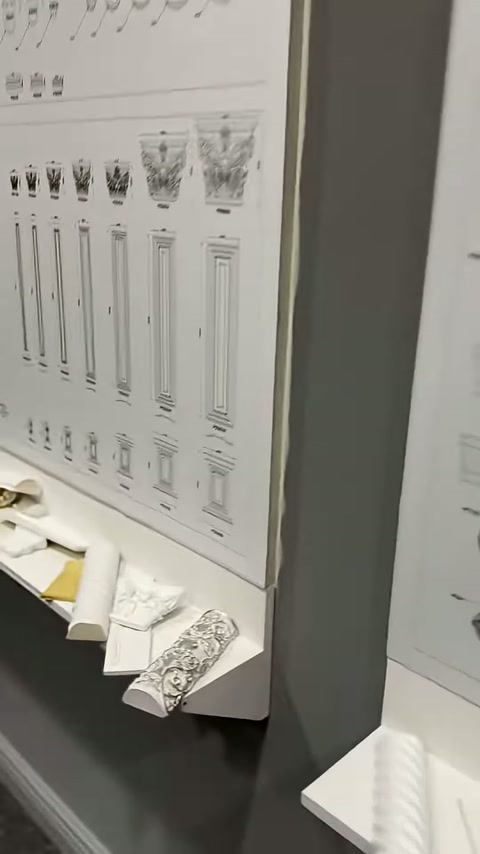I diversi design di colonna e profilo sono disposti nel pannello espositivo