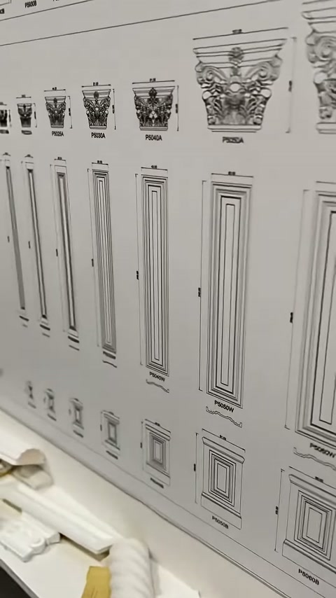 I modelli di colonna quadrata e le opzioni di capitello sono mostrati nel catalogo