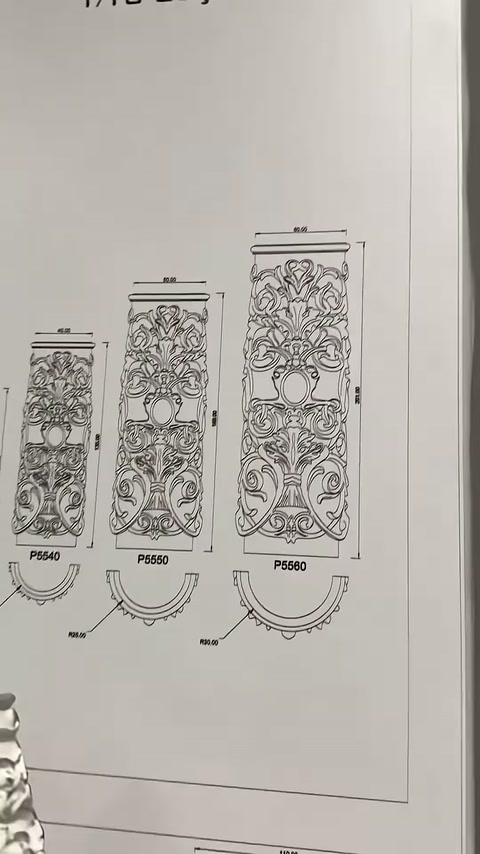I diversi disegni schematici dei pannelli decorativi verticali a rilievo sono confrontati