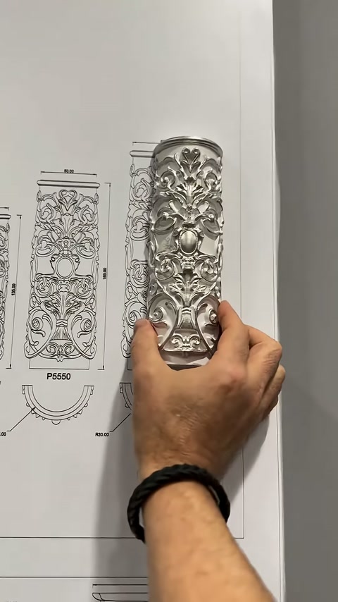 Il pezzo di pannello con decorazione botanica densa è esposto a mano sul catalogo