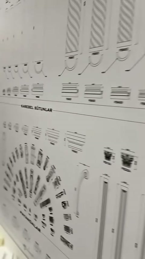 I corpi di colonna quadrata elicoidale e dritta sono visualizzati uno accanto all'altro nel catalogo