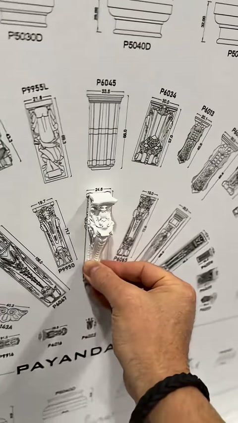 Il pezzo di contrafforte figurato è tenuto in mano davanti alle opzioni di catalogo correlate