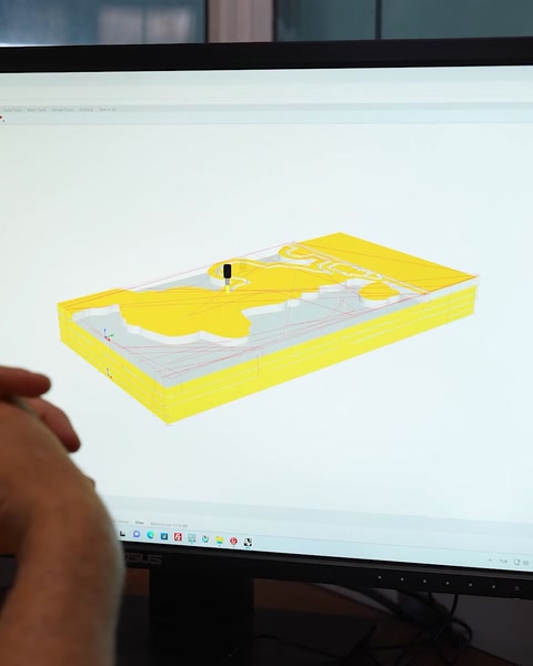Il modello digitale giallo visualizza in anteprima la struttura del pannello a rilievo personalizzato