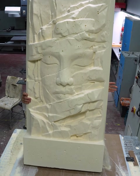 Il grande pannello di rilievo decorativo si trova in verticale dopo la lavorazione dettagliata