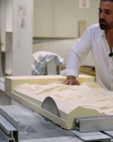 L'operaio esamina il pannello a rilievo completato nell'area di produzione