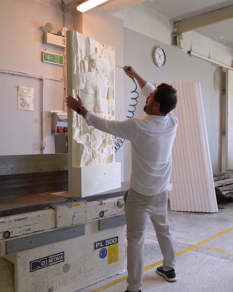 Il pannello decorativo è posizionato contro un muro all'interno dell'officina