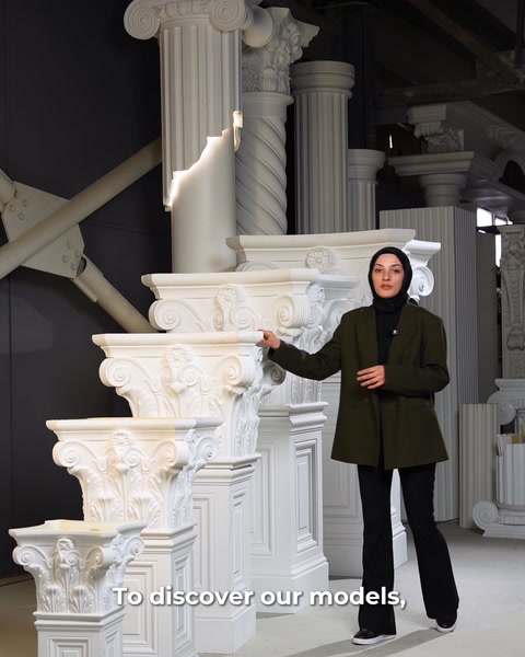 Presentatore che indica il capitello con una fila di colonne alle spalle