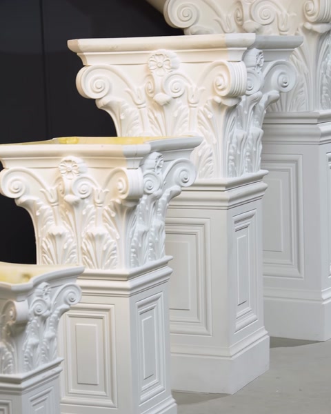 Primo piano dettagliato del design a foglie d'acanto intagliate sul capitello