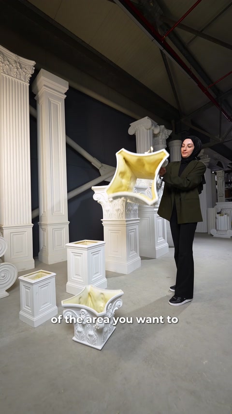 Donna che tiene un telo protettivo giallo accanto alla base del capitello
