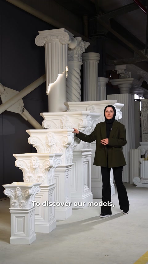 Presentatore che indica il capitello con una fila di colonne alle spalle