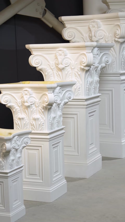 Primo piano dettagliato del design a foglie d'acanto intagliate sul capitello