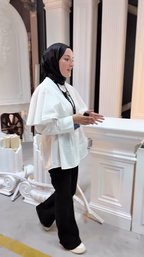 Dekoratif şömine ve uzun sütunlar showroomda sunum eşliğinde görülüyor