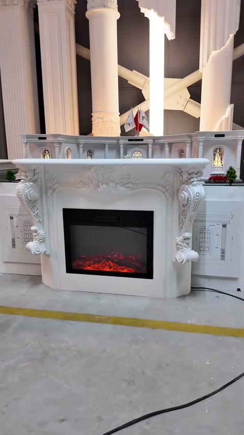 Showroomdaki şömine modeli simetrik süslemeleriyle karşıdan sergileniyor