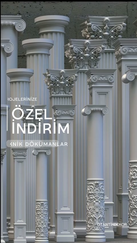 Colonne decorative di diverse altezze sono esposte con basi lavorate e capitelli vari.