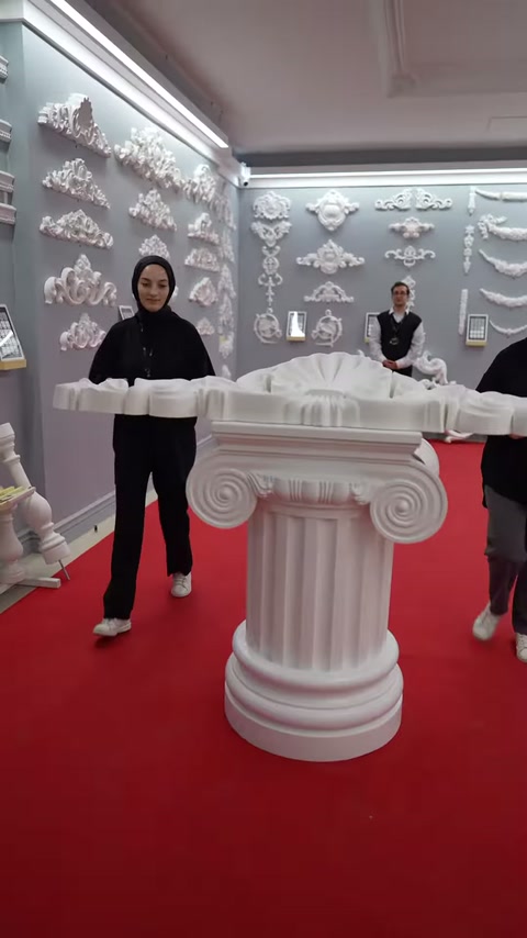 Colonna decorativa presentata davanti con lungo modello di cornice bianca in poliuretano
