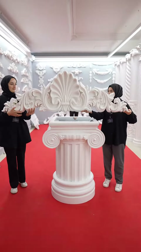 Grande decorazione di cornice con rilievo di ostriche presentata su colonna
