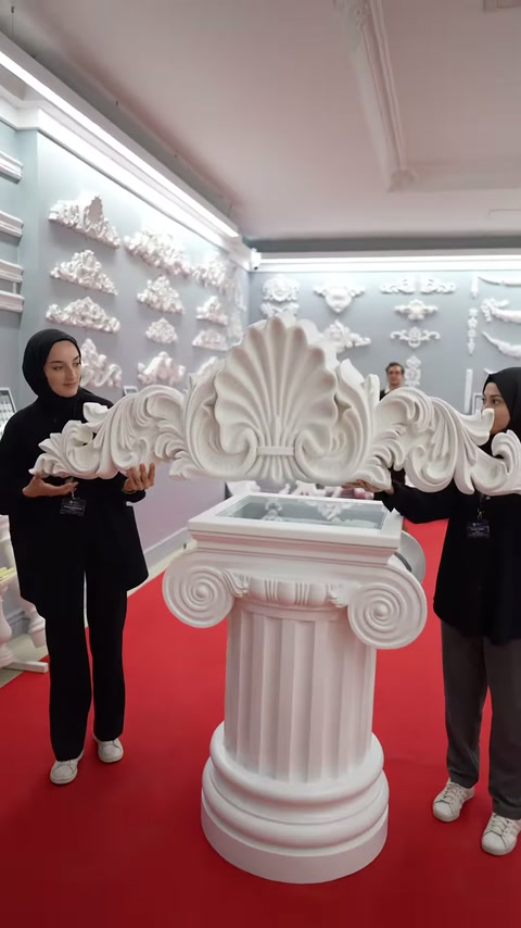 Ali larghe della decorazione di frontone con rilievo bianco esibite a mano