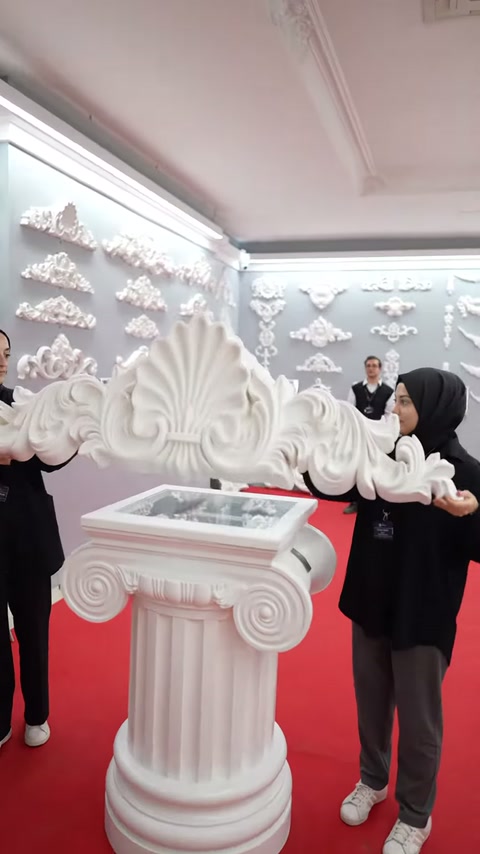 Grande decorazione di cornice con motivo centrale di conchiglia presentata da vicino
