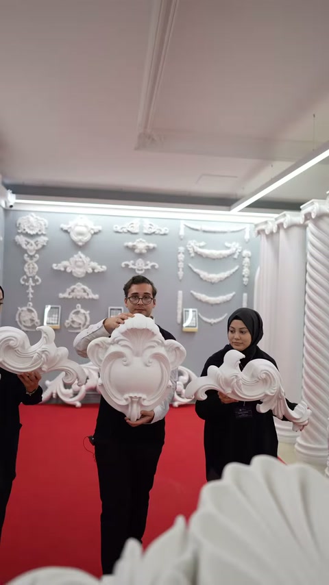 Lungo pezzo di cornice in poliuretano decorato con foglie trasportato nella sala