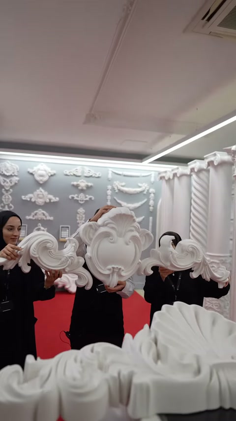 Decorazioni di cornice bianca con centri ovali in rilievo presentate