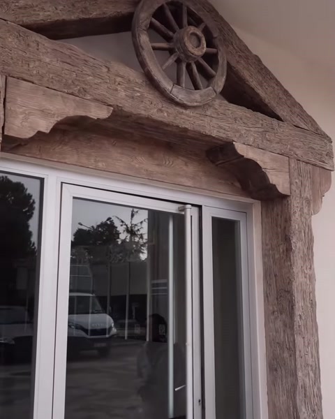 Cephe üst bölümünde kirişler ve dekoratif tekerlekli alınlık düzeni