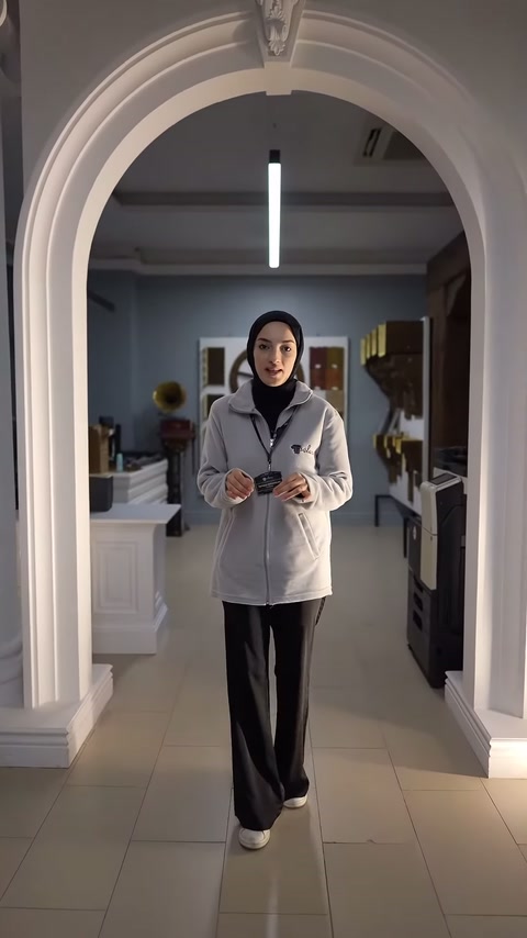 Video, showroom girişinde sunucunun ürünleri tanıtmaya başlamasını gösteriyor