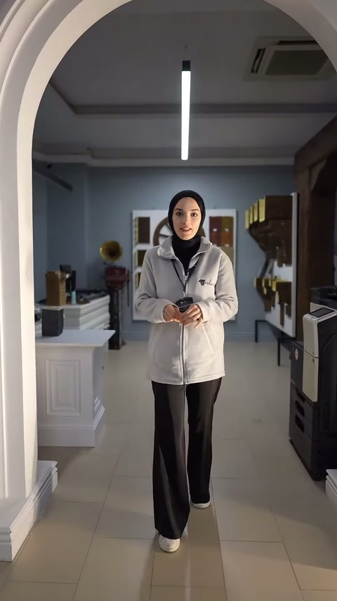Showroom koridorundaki sunucu ahşap dokulu ürün bölümüne yöneliyor