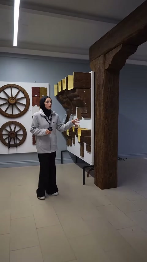 Ahşap dokulu dikme ve üst kiriş showroomda birlikte sergileniyor