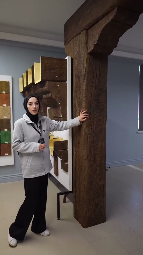 Masif ahşap görünümlü dikme ve tavan kirişi yakından inceleniyor