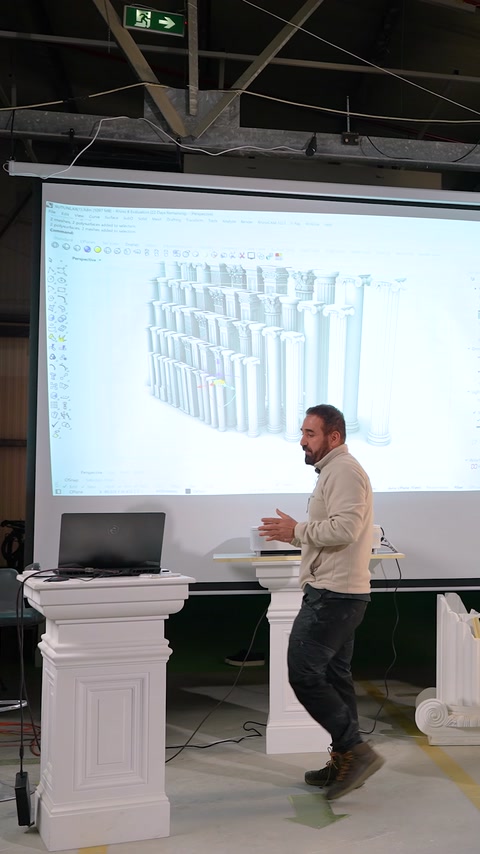 Mentre sullo schermo viene visualizzato il catalogo delle colonne, sono esposti diversi esempi di basi.