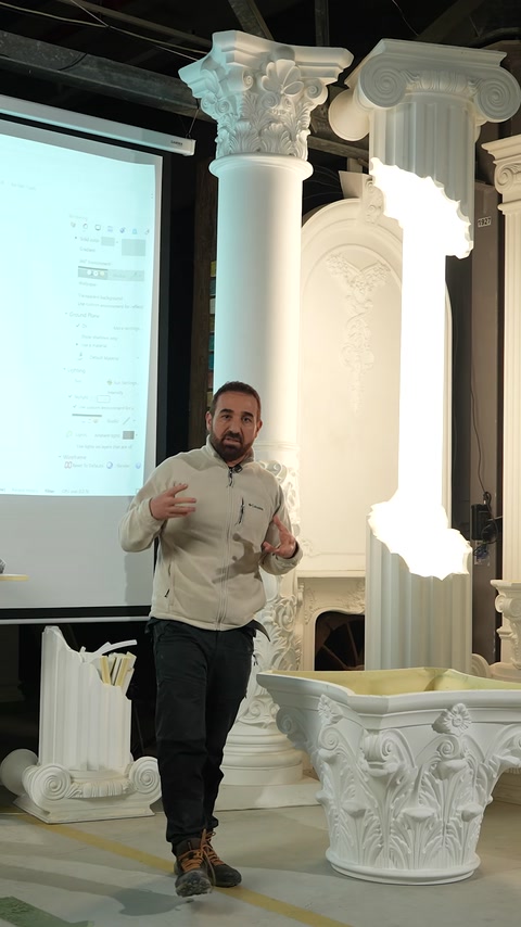 Una colonna scanalata e un arco decorativo vengono presentati insieme nell'ambiente dello showroom.
