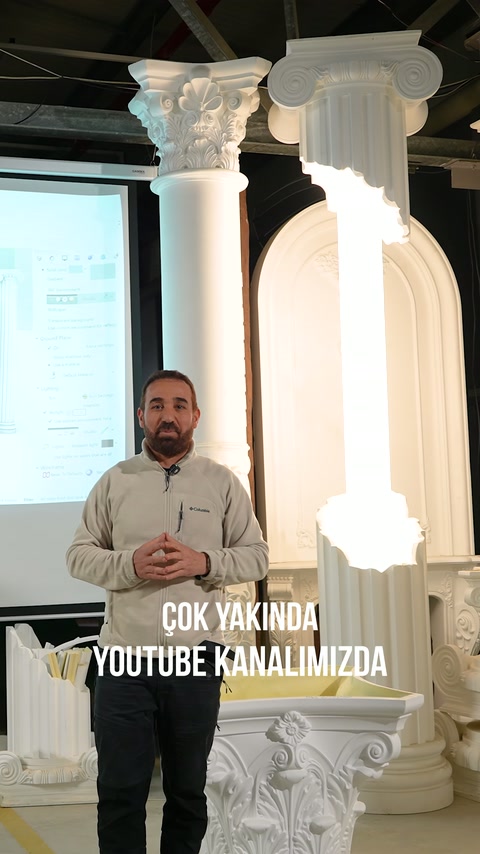 Beyaz sütun kaideleri önündeki sunucu ürün seçeneklerini tanıtıyor.
