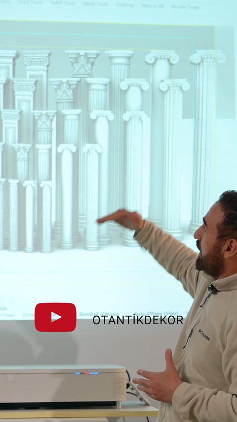 Sunucu, projeksiyondaki farklı biçimli dekoratif sütun seçeneklerini işaret ediyor.